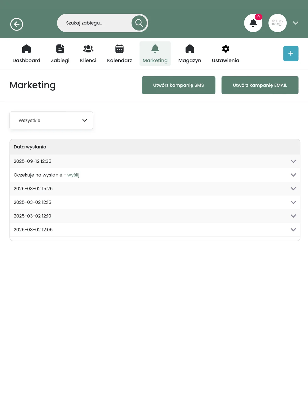 Aplikacja BeautyDoc na tablecie: zakładka Marketing z&nbsp;przyciskami „Utwórz kampanię SMS” i „Utwórz kampanię EMAIL” oraz listą wysyłek z&nbsp;datami